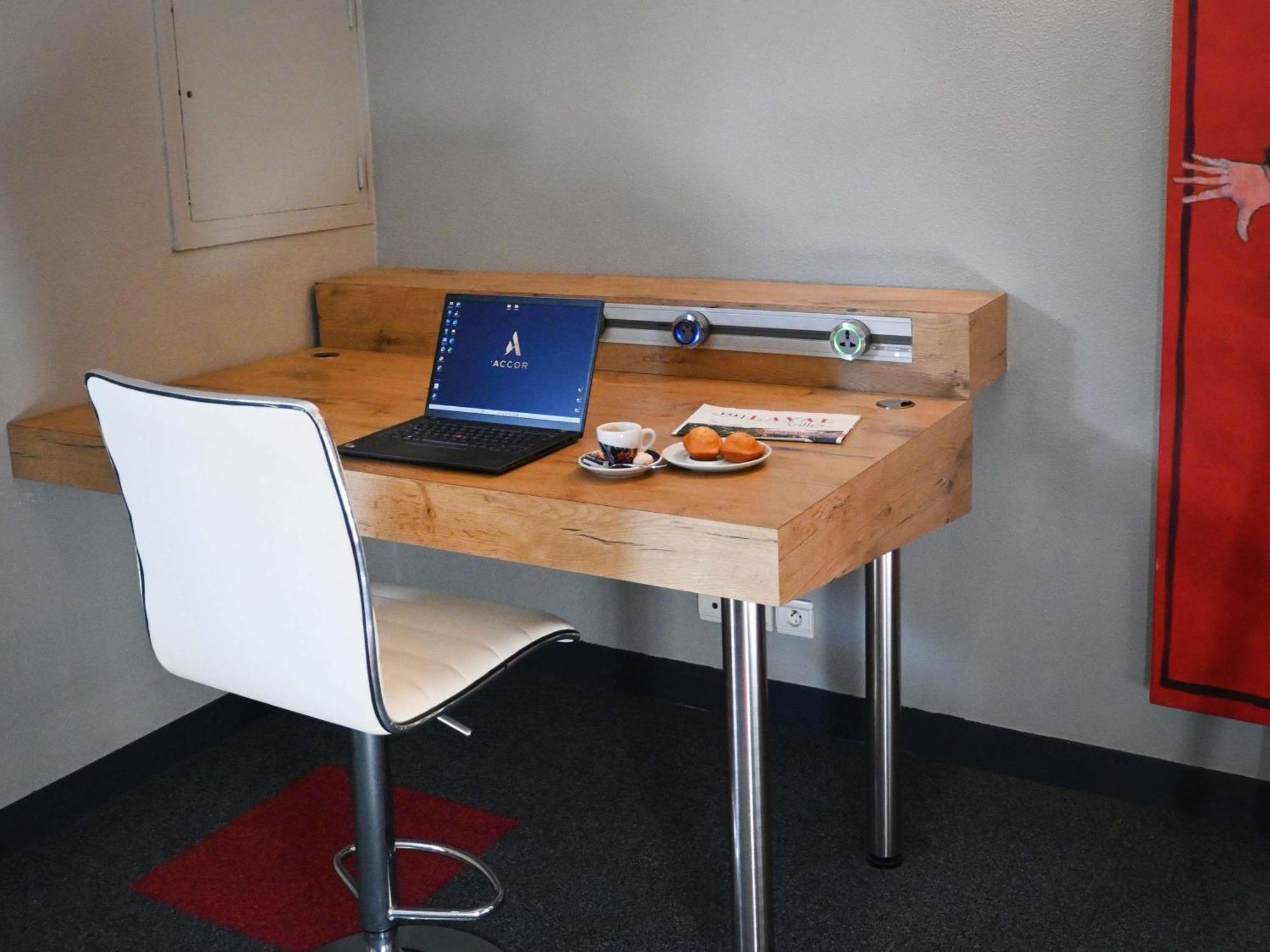 ホテル Ibis Laval Le Relais D'Armor Changé エクステリア 写真