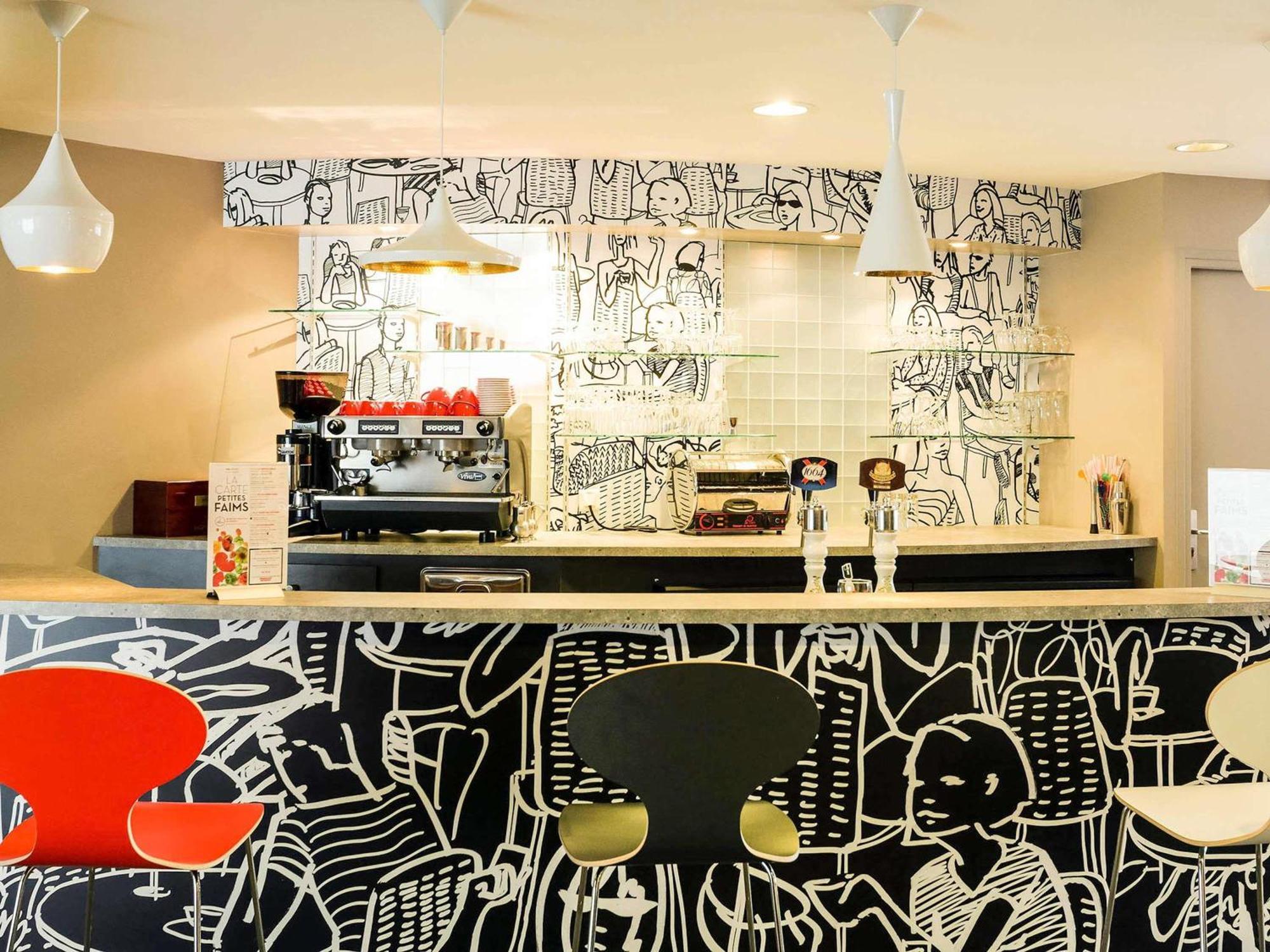 ホテル Ibis Laval Le Relais D'Armor Changé エクステリア 写真