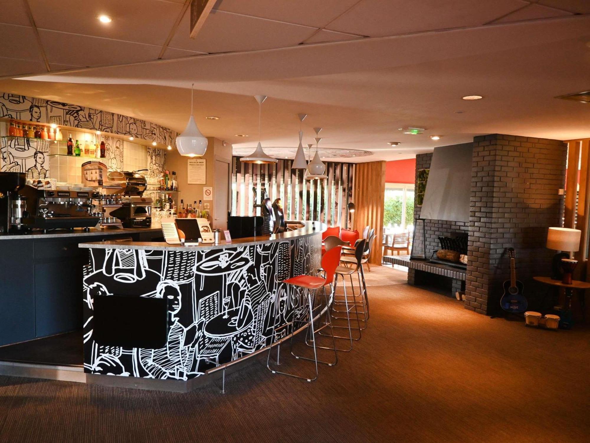 ホテル Ibis Laval Le Relais D'Armor Changé エクステリア 写真