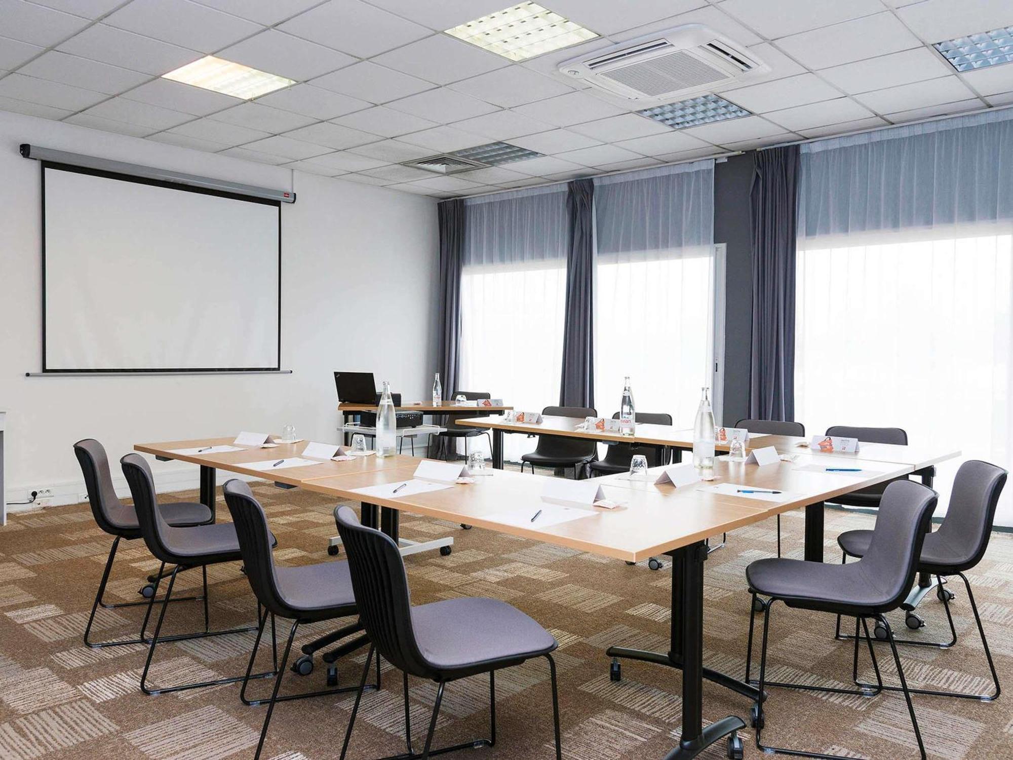 ホテル Ibis Laval Le Relais D'Armor Changé エクステリア 写真