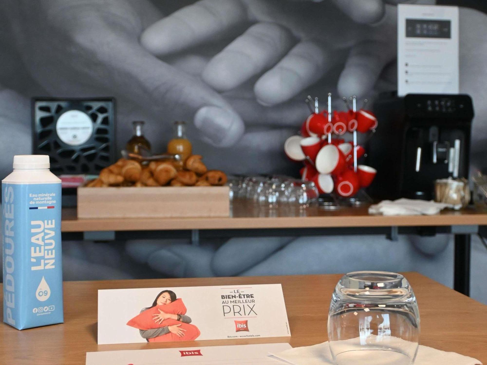 ホテル Ibis Laval Le Relais D'Armor Changé エクステリア 写真