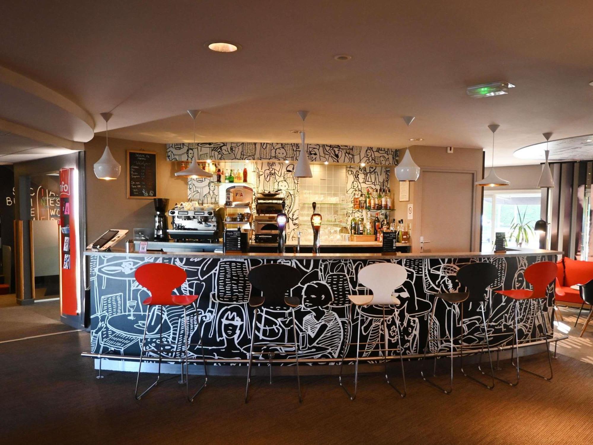 ホテル Ibis Laval Le Relais D'Armor Changé エクステリア 写真