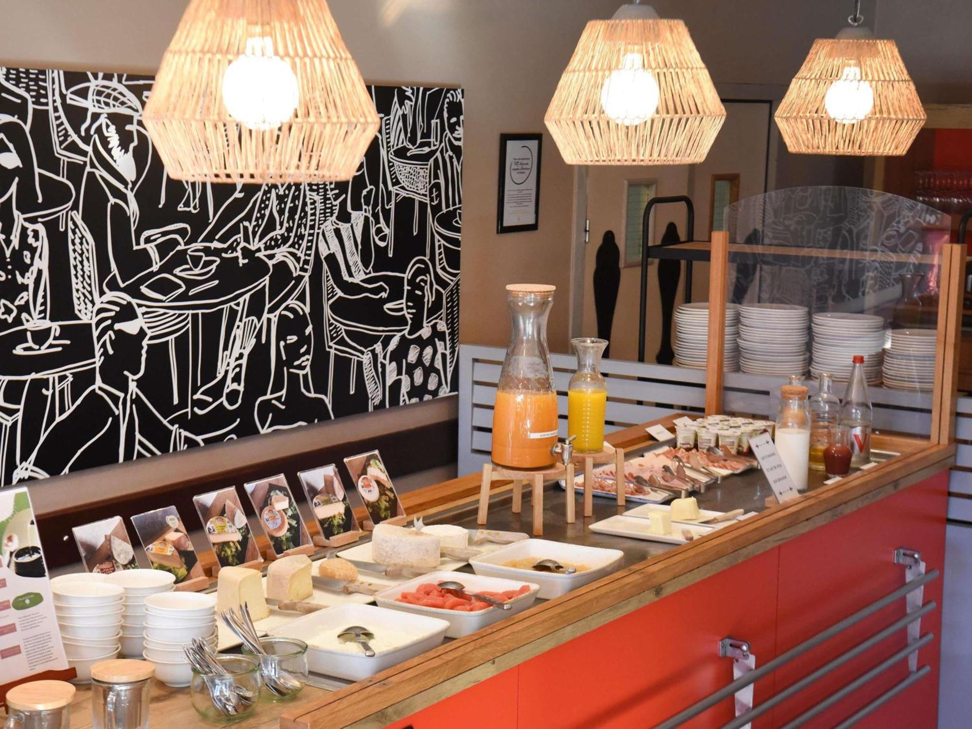 ホテル Ibis Laval Le Relais D'Armor Changé エクステリア 写真